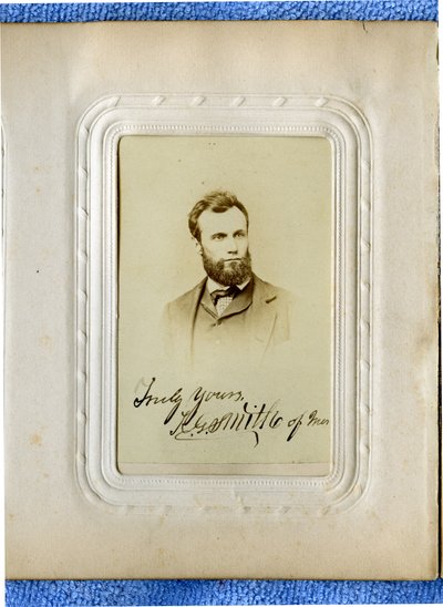 صورة تمثال نصفي لرجل ملتح يرتدي بدلة ، وينظر قليلاً إلى اليمين بواسطة معرض سانت لويس مانسفيلد